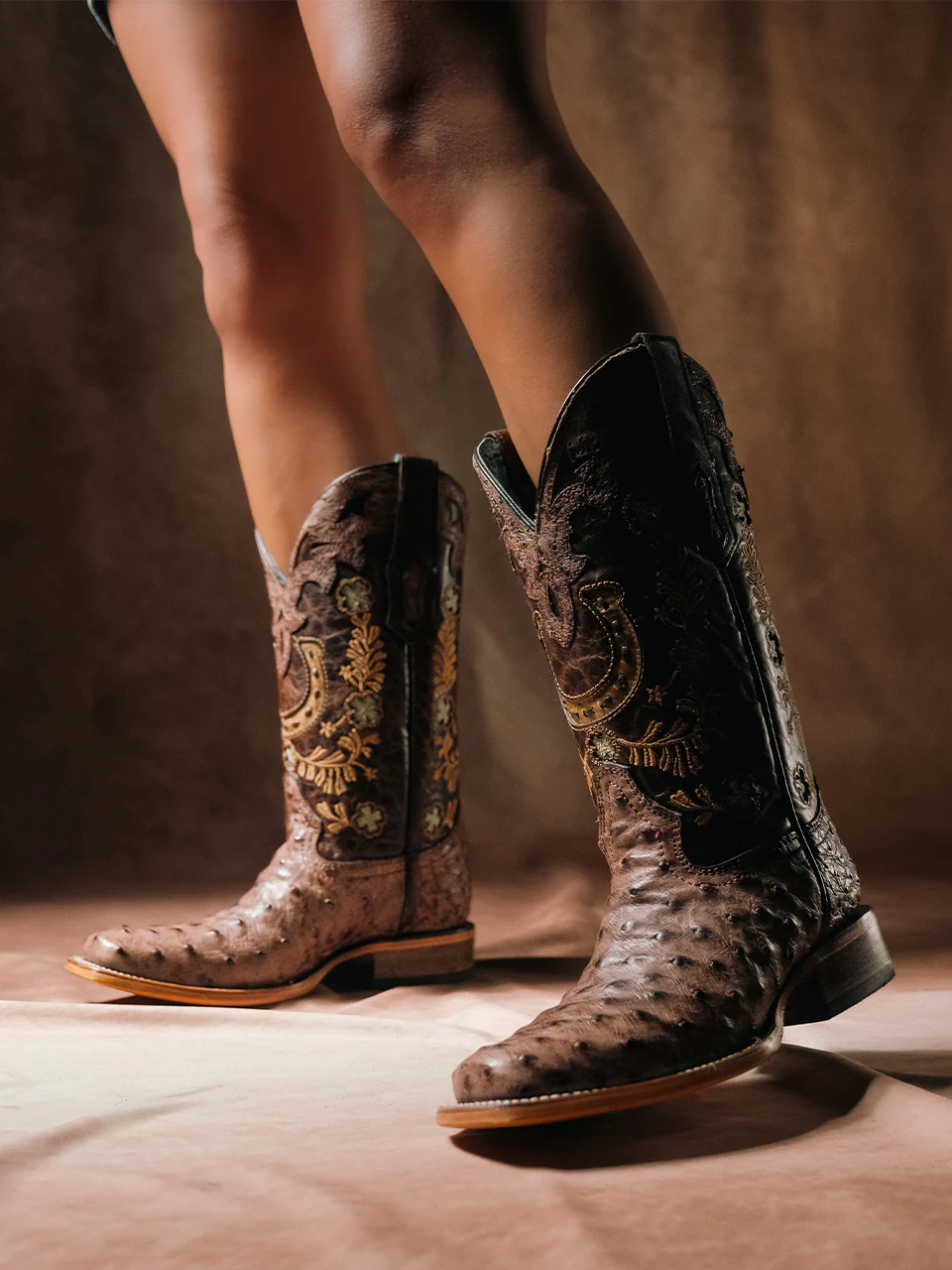 A4851 - WOMEN'S BROWN HORSHOE OVERLAY EMBROIDERY AND HANDWOVEN OSTRICH SQUARE TOE COWBOY BOOT - Image 4