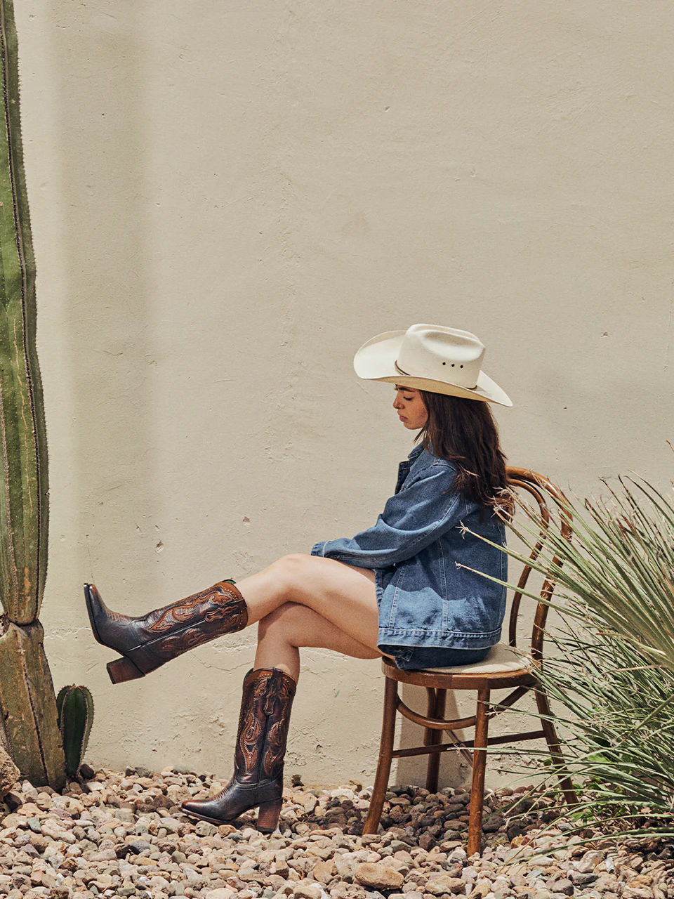 C4232 - WOMEN'S HONEY INLAY EMBROIDERY AND STUDS BLACK NARROW SQUARE TOE COWBOY BOOT - Image 2