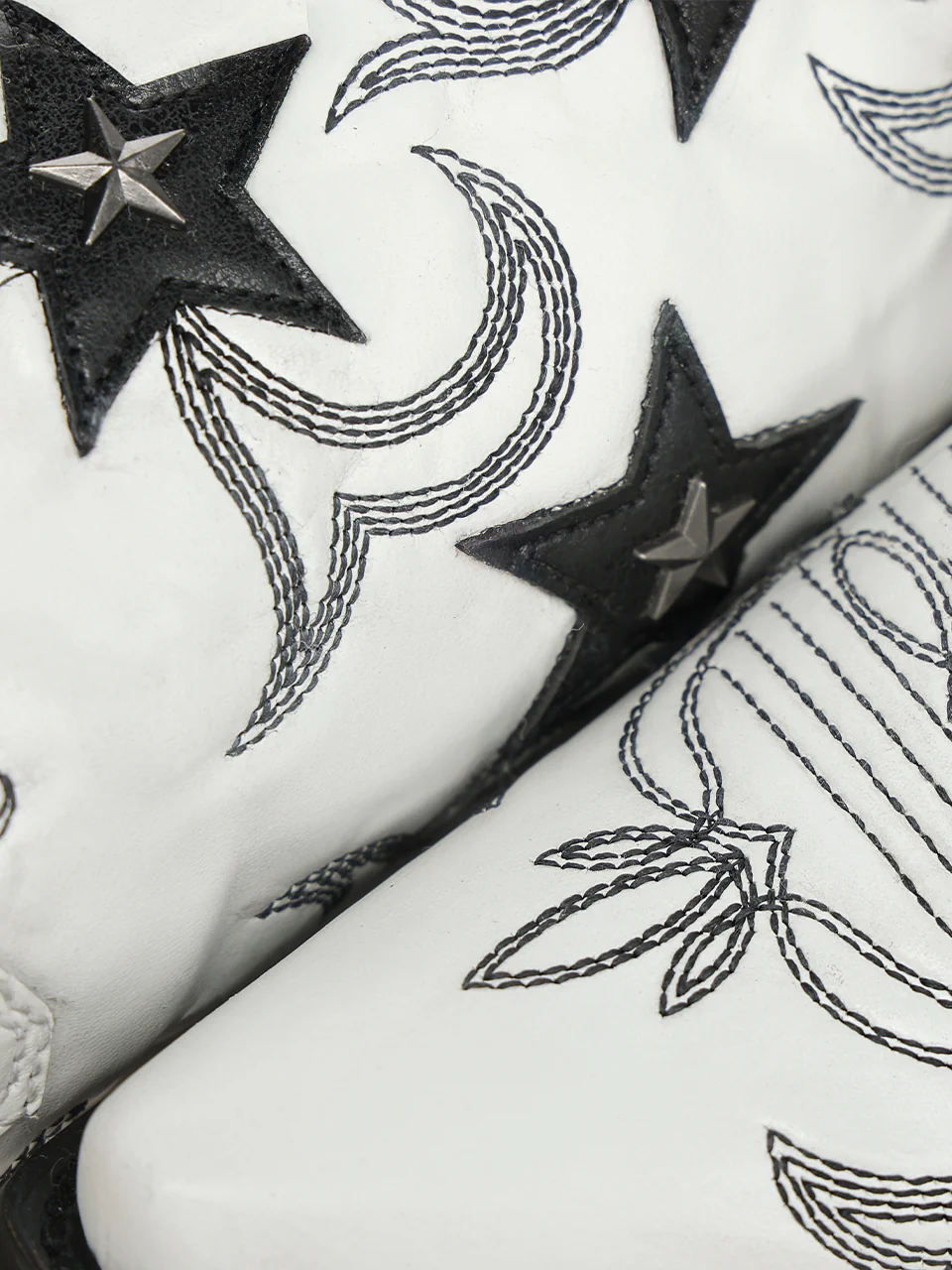 Z5542 - WOMEN'S WHITE EMBROIDERY STARS OVERLAY AND STUDS SNIP TOE COWBOY BOOT - Image 2